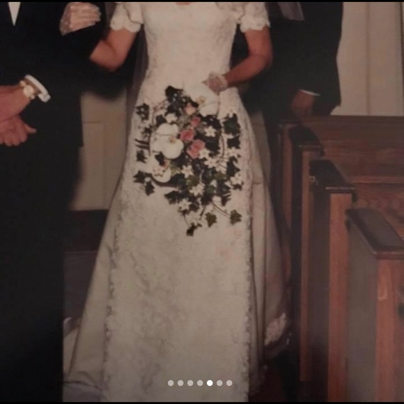 Elegant Wedding Gown - Picture 3 of 4